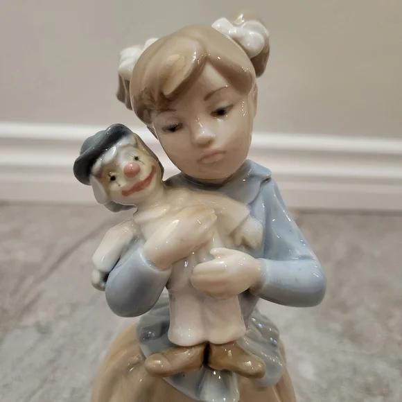LLADRO NAO Figurine Girl With Clown Doll - Picture 2 of 8
